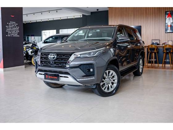 TOYOTA HILUX SW4 2.8 D-4D TURBO DIESEL SRX 7L 4X4 AUTOMÁTICO